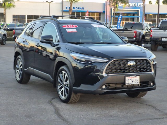 Used 2025 Toyota Corolla Cross XLE image 3
