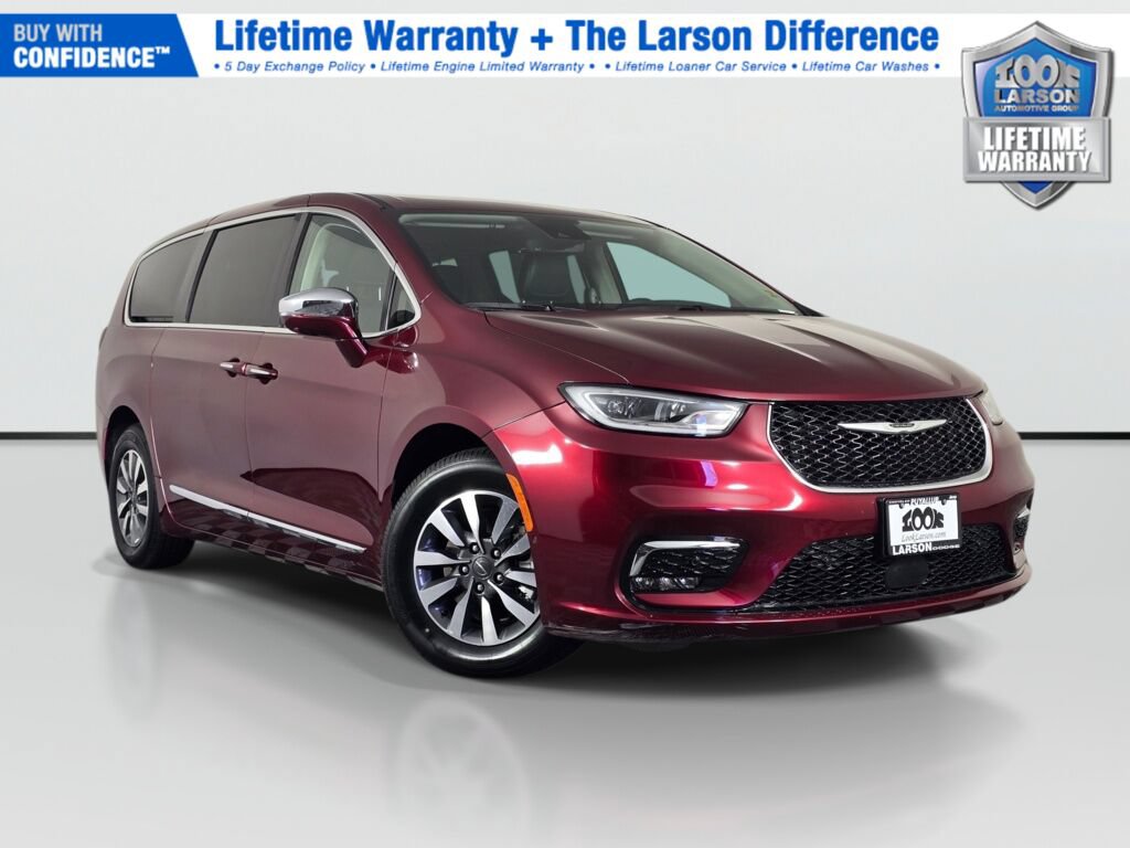 Used 2022 Chrysler Pacifica Limited w/ Uconnect Theater Family Group FWD image 1
