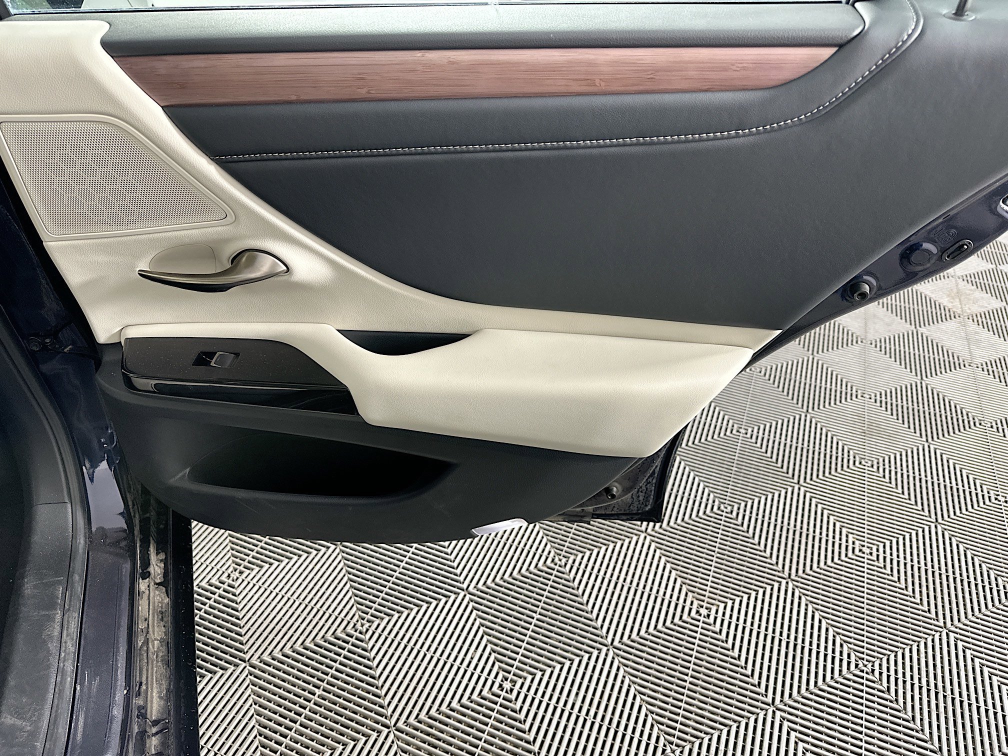 Used 2025 Lexus ES 300h w/ Premium Package image 30