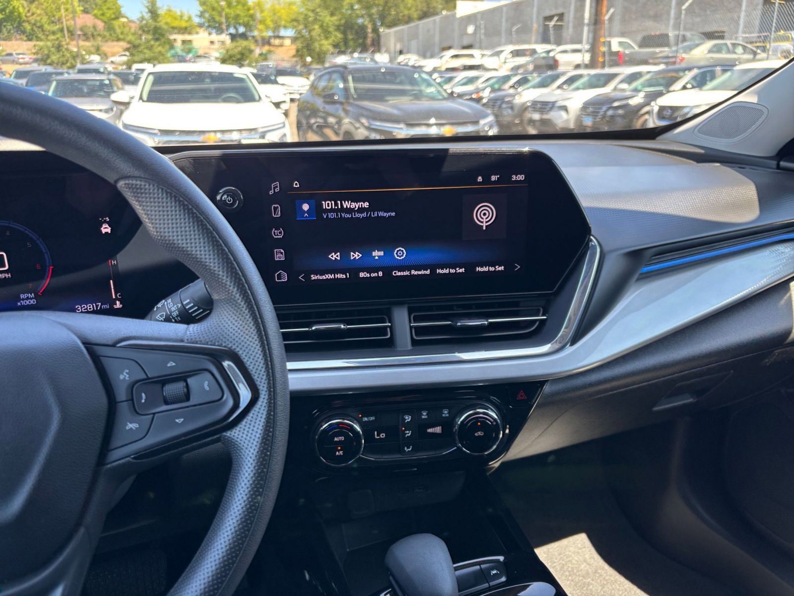 Used 2025 Chevrolet Trax LT FWD image 17