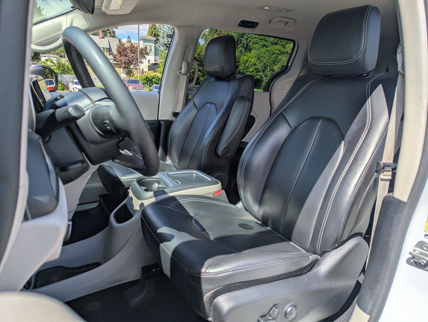 Used 2023 Chrysler Pacifica Touring-L FWD image 27
