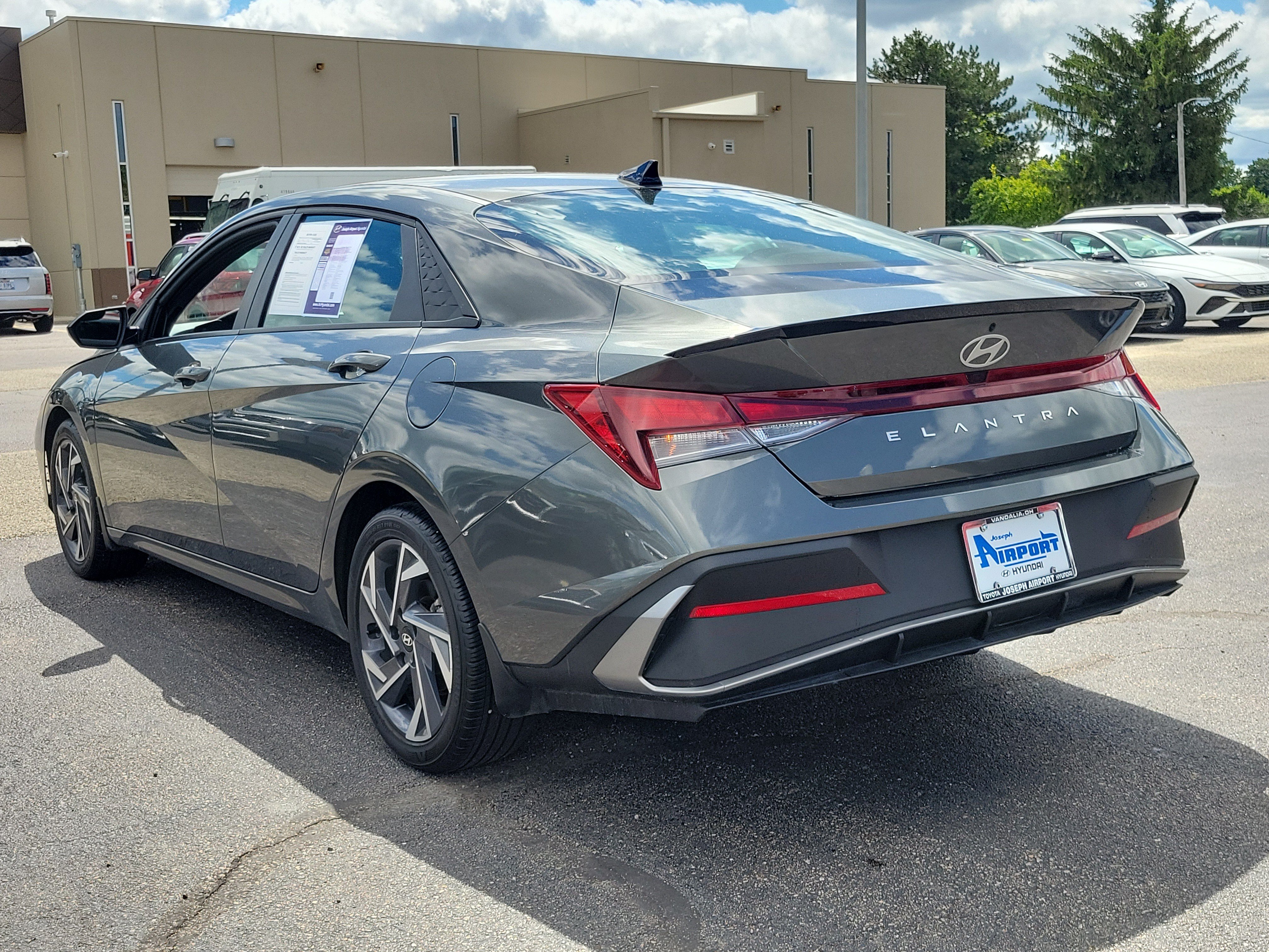Used 2025 Hyundai Elantra Sport FWD image 3