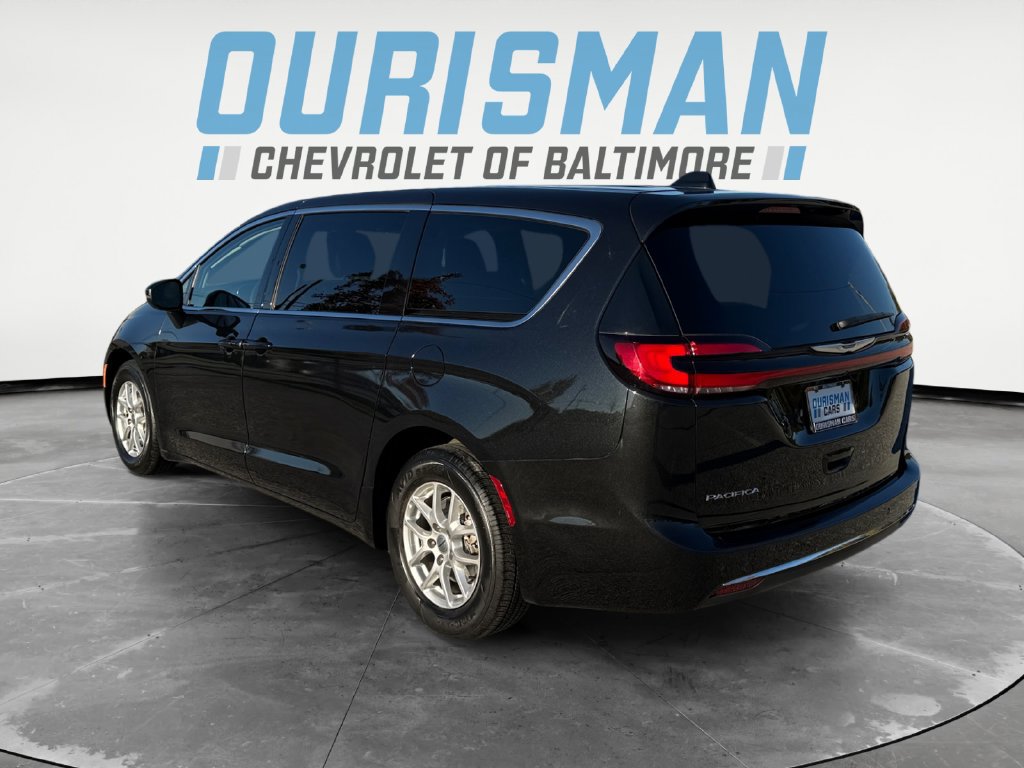 Used 2023 Chrysler Pacifica Touring-L FWD image 4