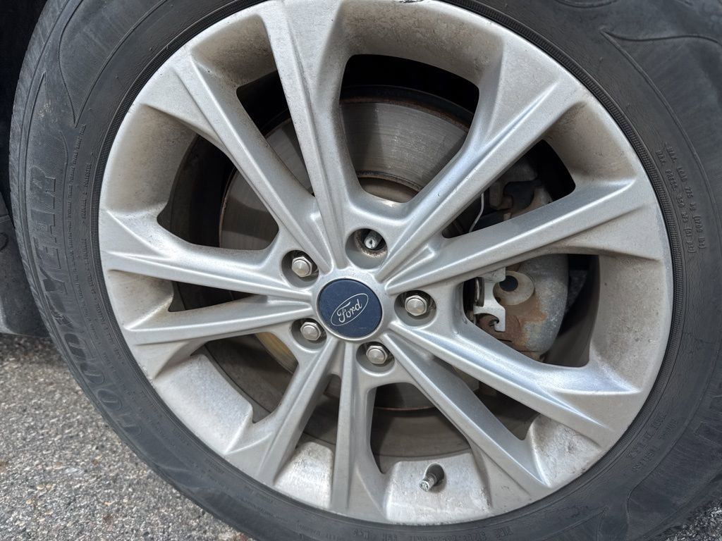 Used 2019 Ford Escape SEL image 2