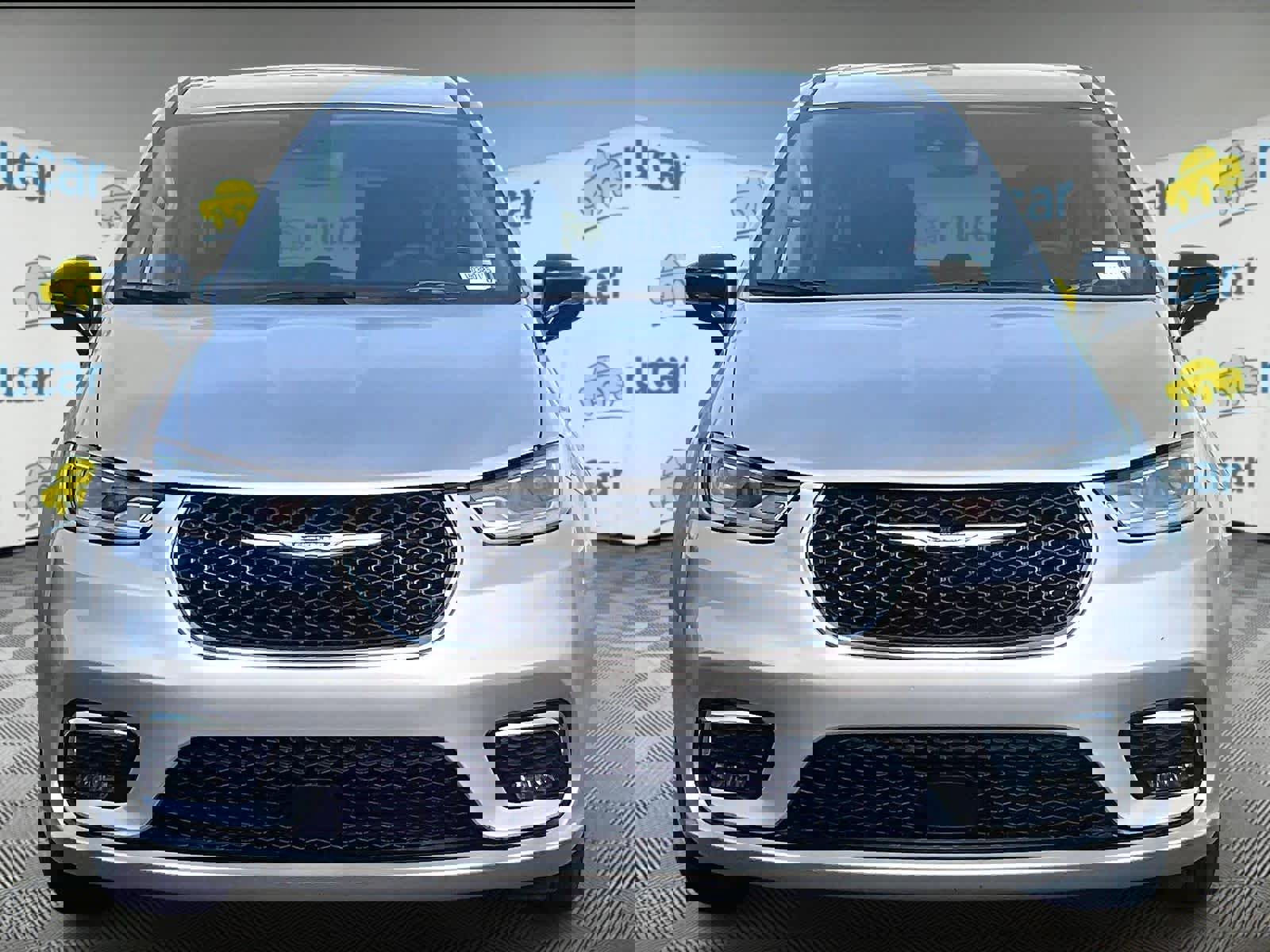 Used 2024 Chrysler Pacifica Touring-L image 2