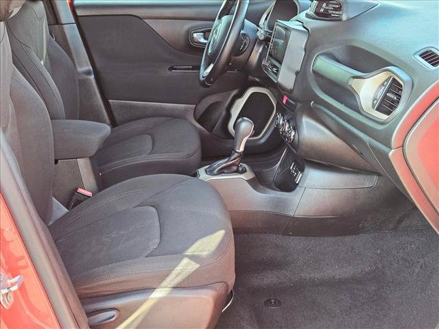 Used 2017 Jeep Renegade Latitude FWD image 19