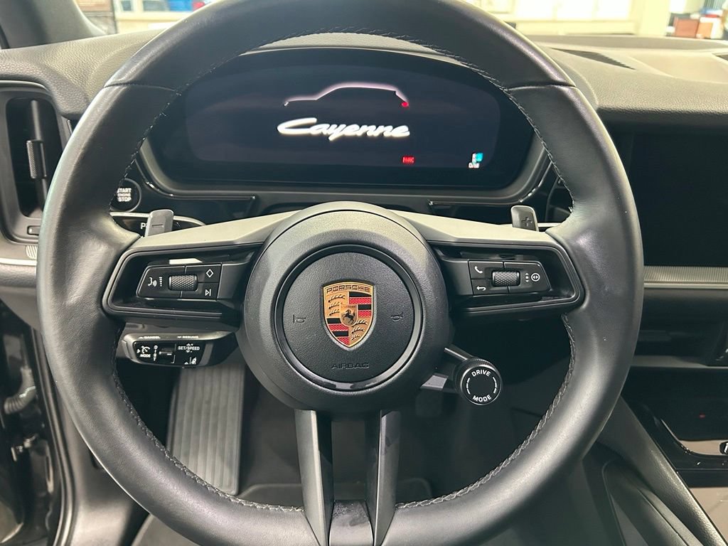 Used 2025 Porsche Cayenne AWD/4WD image 27