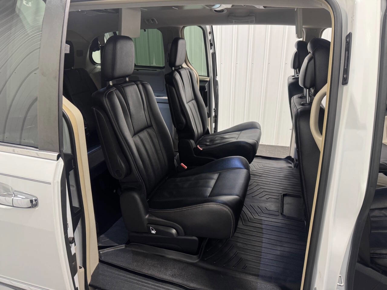 Used 2015 Chrysler Town & Country Touring-L w/ Driver Convenience Group image 26