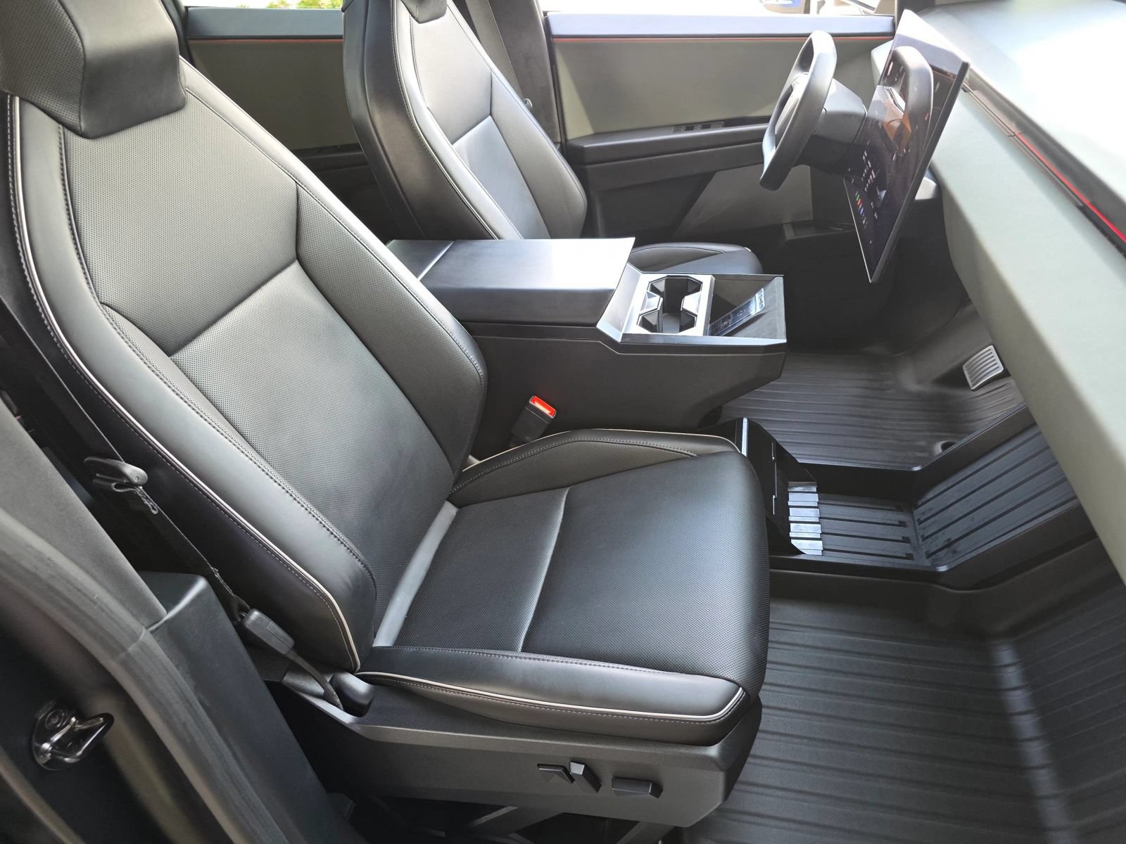 Used 2025 Tesla Cybertruck AWD Crew Cab image 29