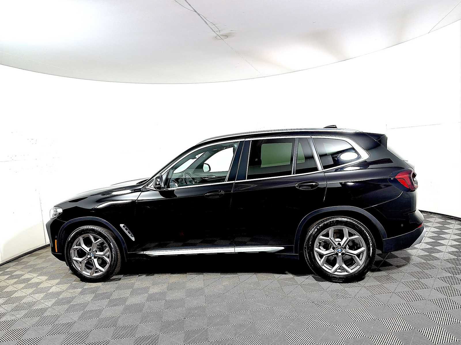 Used 2024 BMW X3 xDrive30i w/ Premium Package w/ZPA AWD/4WD image 4