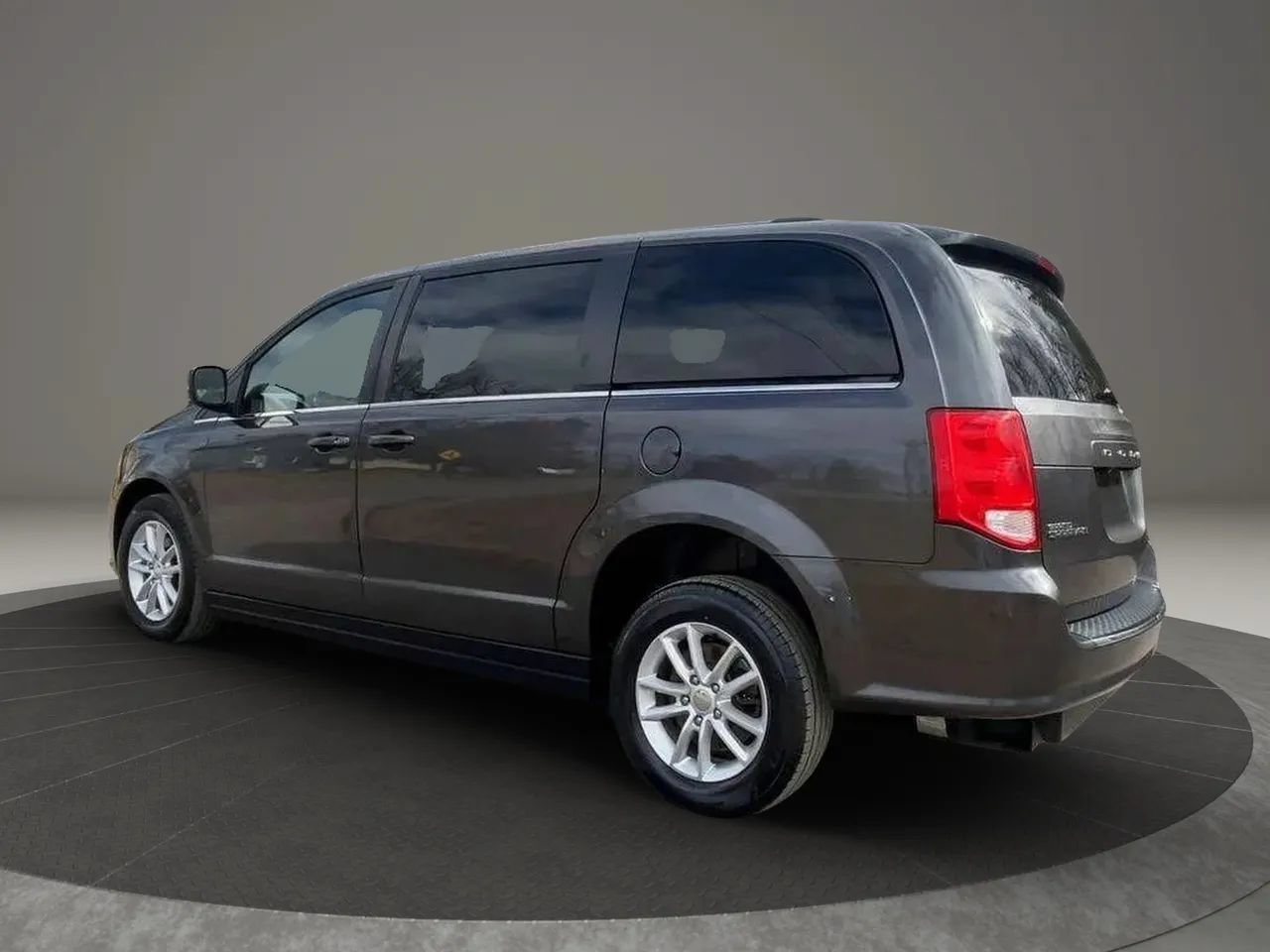Used 2018 Dodge Grand Caravan SXT FWD image 3