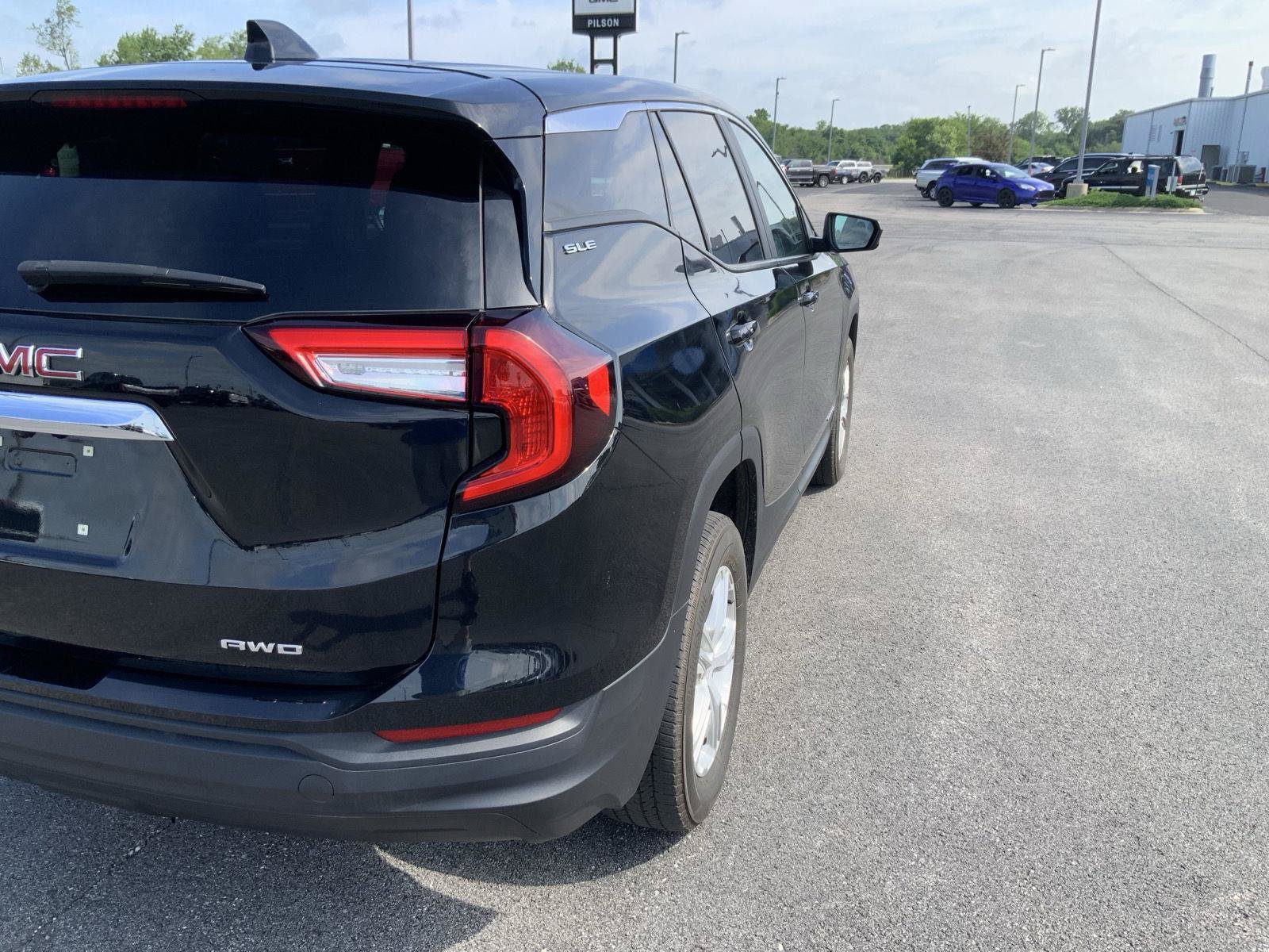 Used 2023 GMC Terrain SLE AWD/4WD image 17