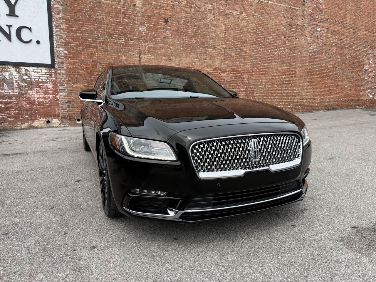 Used 2018 Lincoln Continental Select w/ Continental Climate Package AWD/4WD image 2