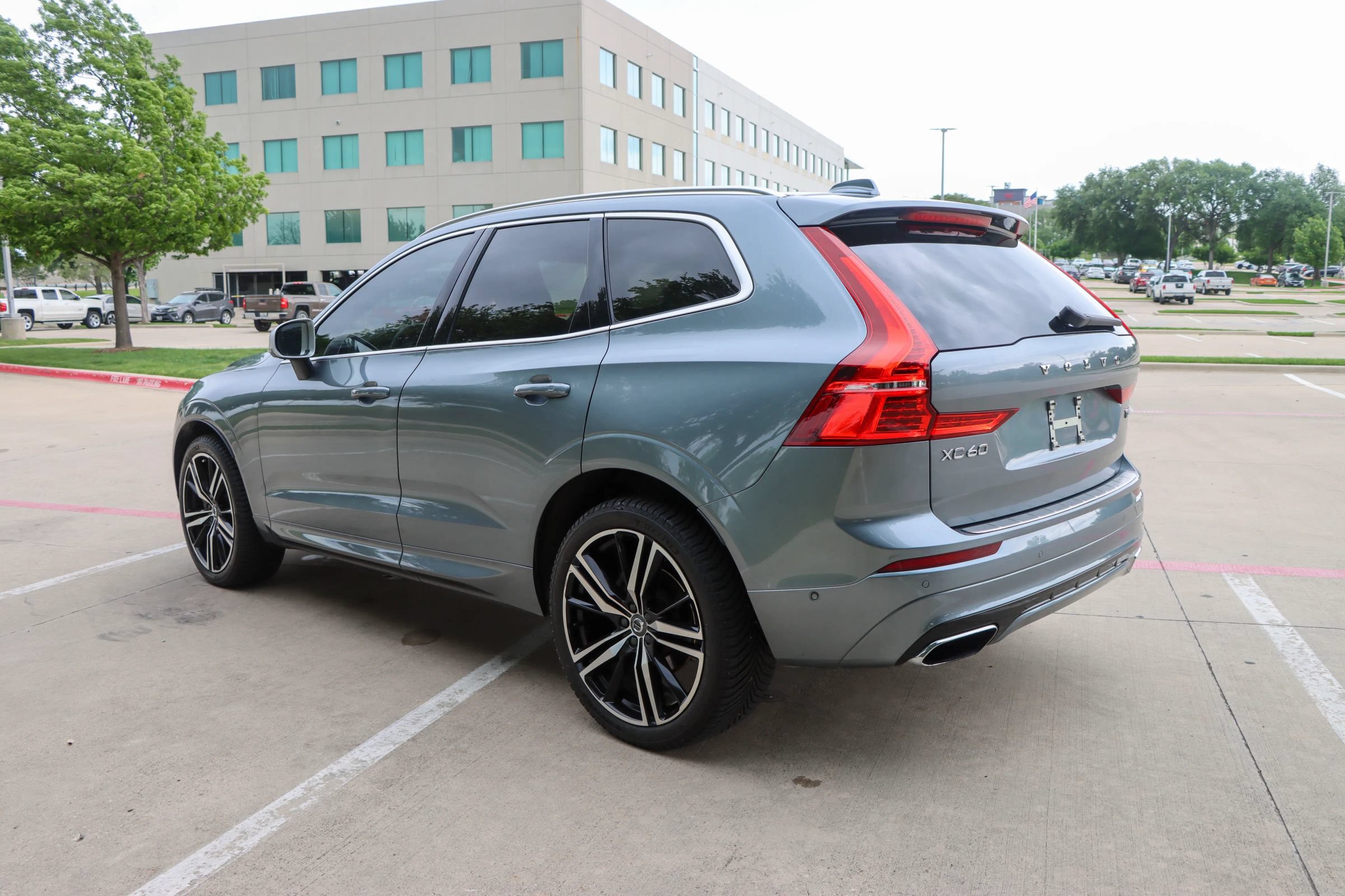 Used 2018 Volvo XC60 T5 R-Design w/ Convenience Package AWD/4WD image 5