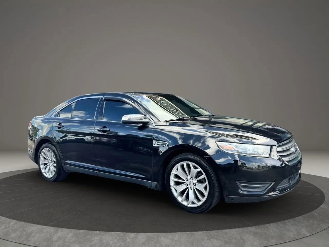 Used 2015 Ford Taurus Limited FWD image 2