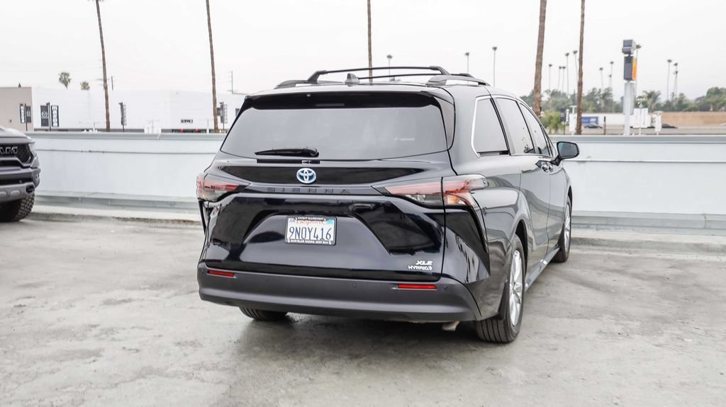 Used 2024 Toyota Sienna XLE w/ XLE Plus Package FWD image 9