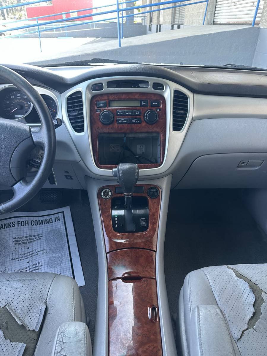 Used 2004 Toyota Highlander Limited w/ Leather Trim Pkg FWD image 10