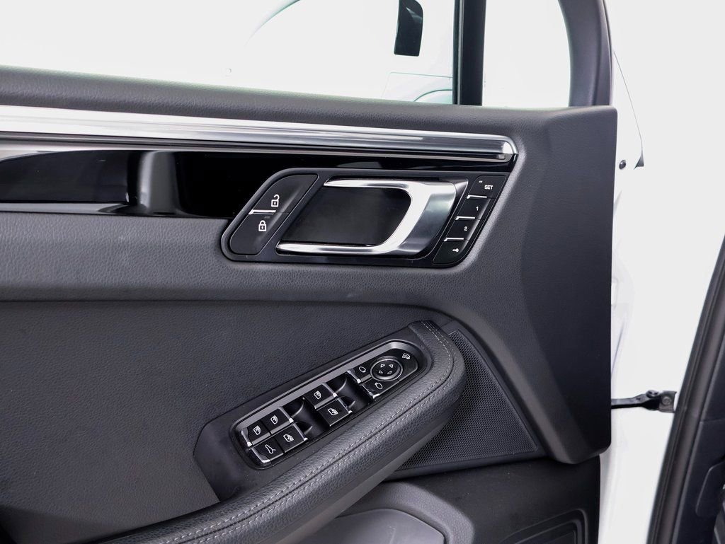 Used 2025 Porsche Macan image 19