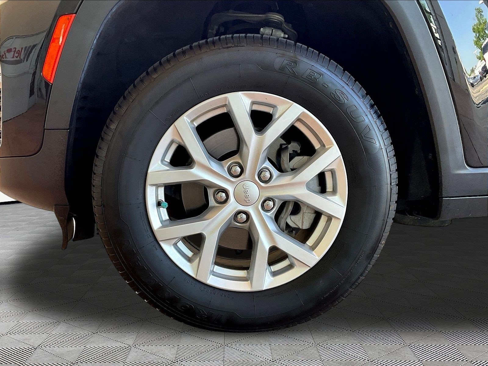 Used 2023 Jeep Grand Cherokee Limited AWD/4WD image 31