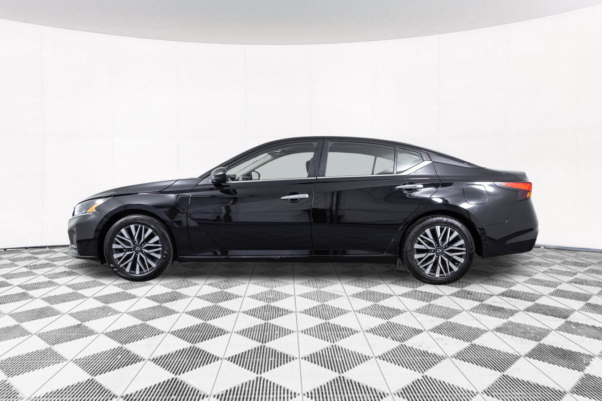 Used 2024 Nissan Altima 2.5 SV FWD image 14