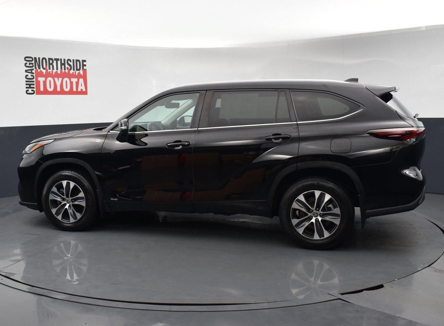 Used 2024 Toyota Highlander XLE AWD/4WD image 2