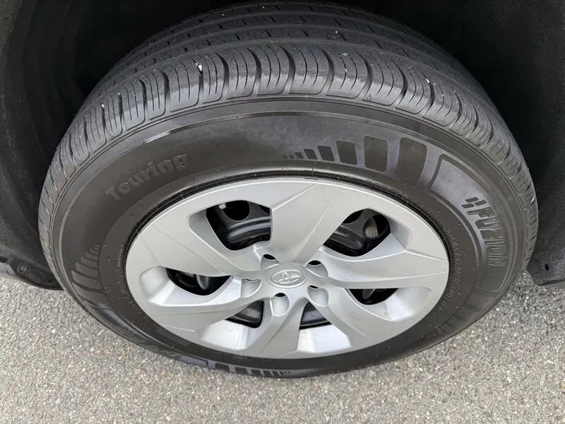 Used 2022 Toyota RAV4 LE image 18