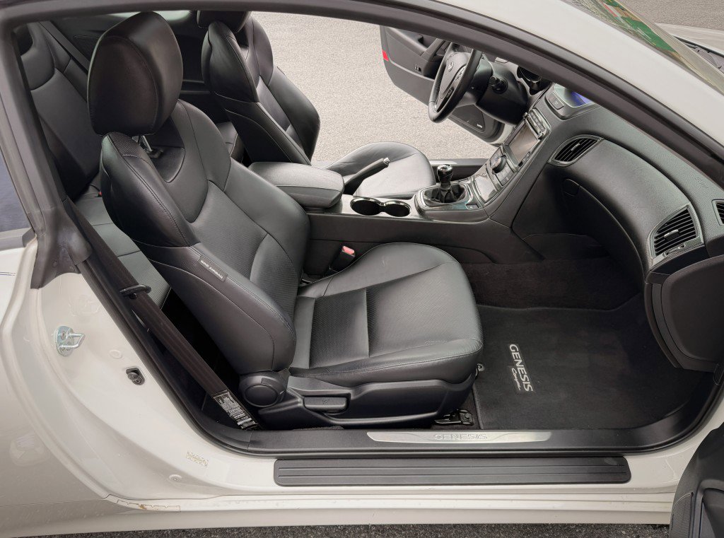 Used 2011 Hyundai Genesis 3.8 image 17