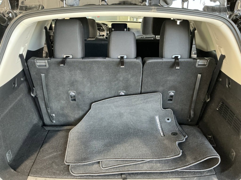 Used 2025 Nissan Pathfinder SV image 25