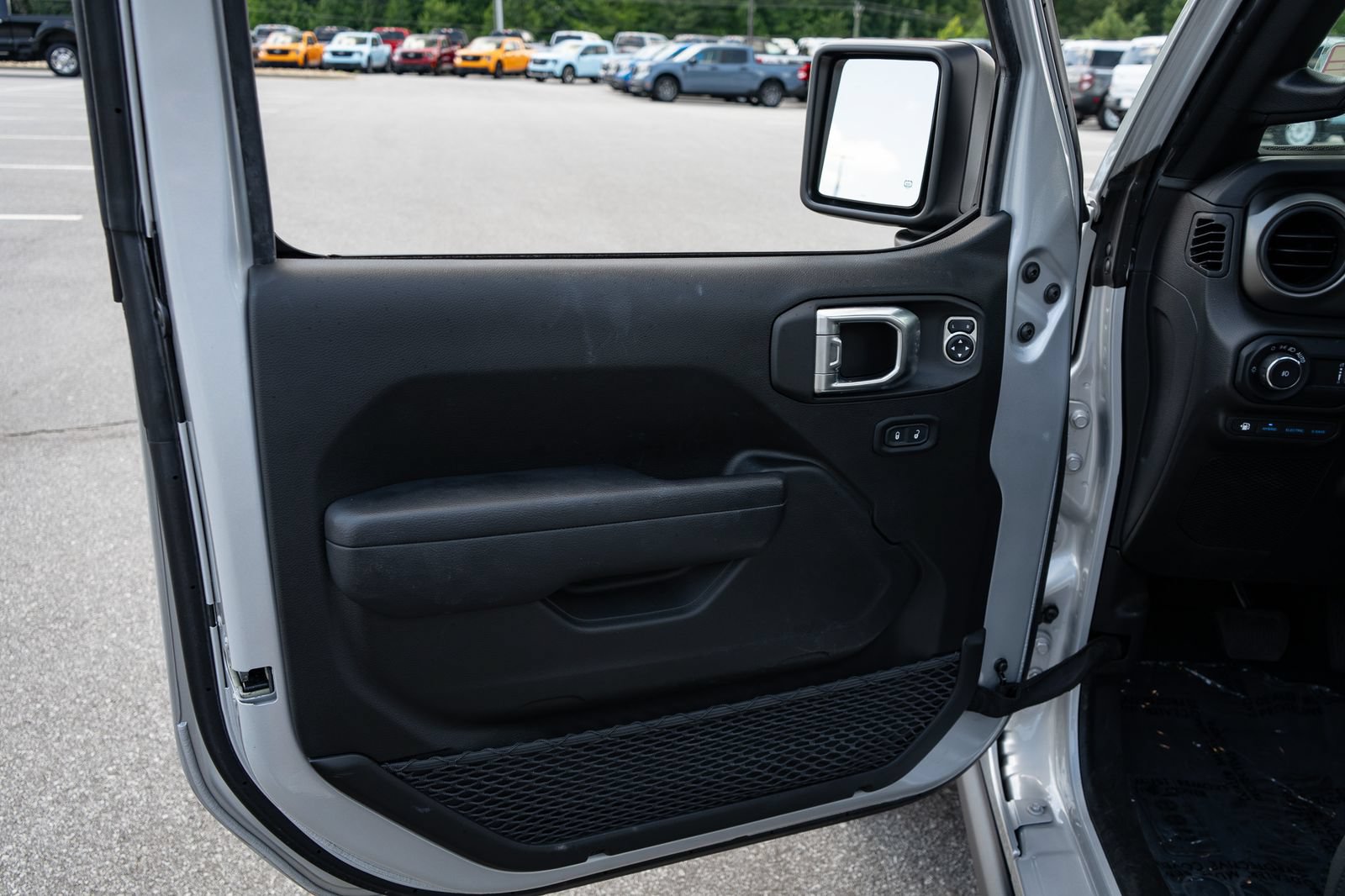 Used 2023 Jeep Wrangler Unlimited w/ Sun & Screen Package AWD/4WD image 17