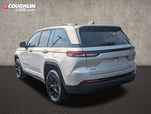 Used 2025 Jeep Grand Cherokee Altitude AWD/4WD image 5