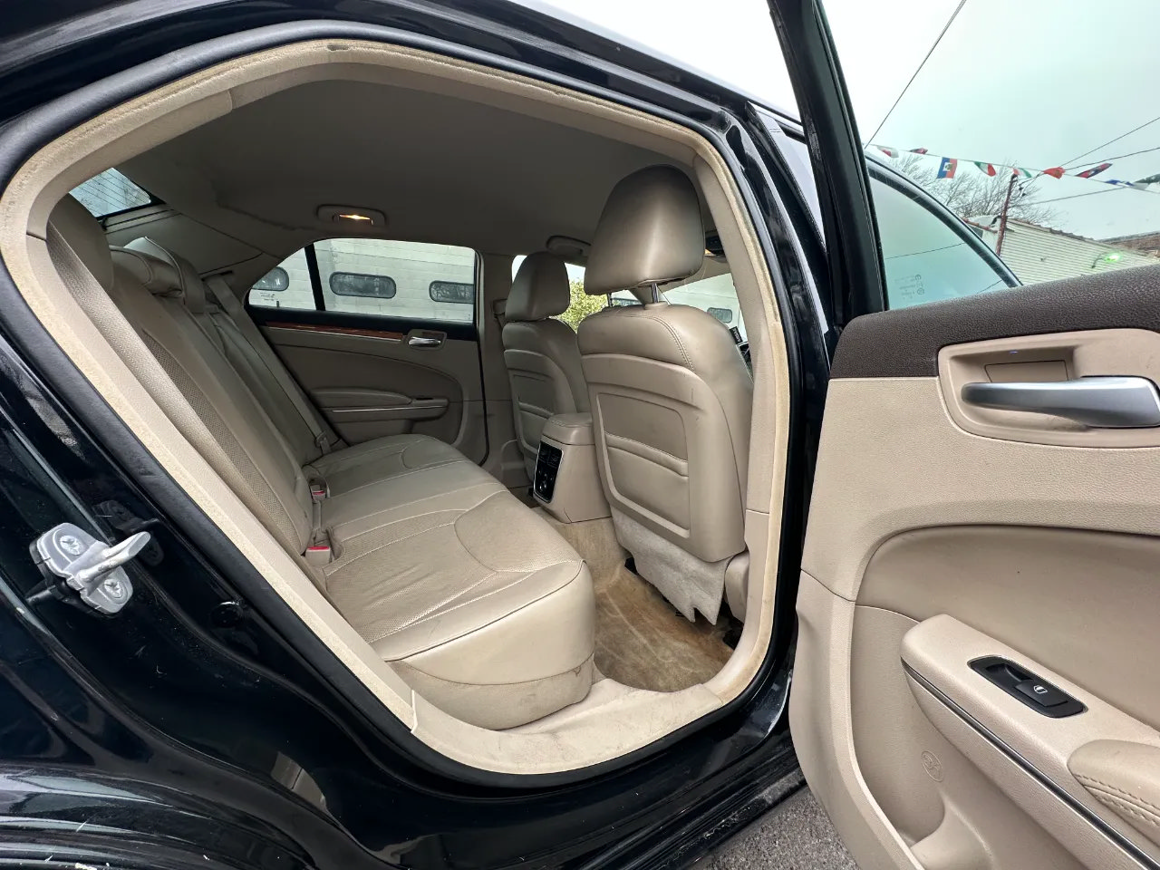 Used 2014 Chrysler 300 C RWD image 40