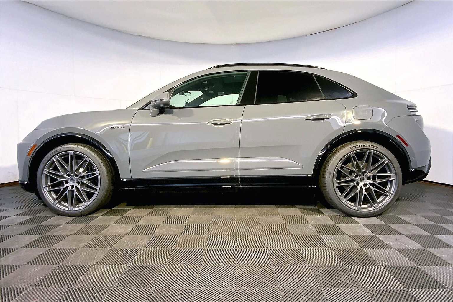 New 2025 Porsche Macan Turbo Electric image 2