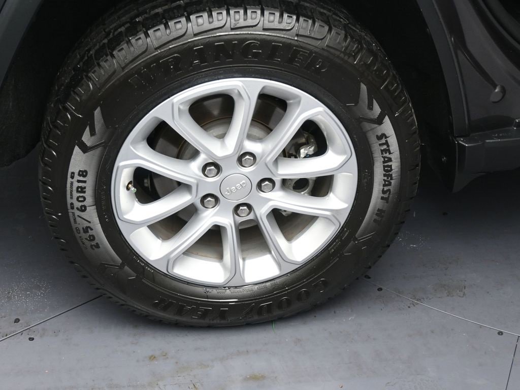 Used 2021 Jeep Grand Cherokee Laredo X image 5