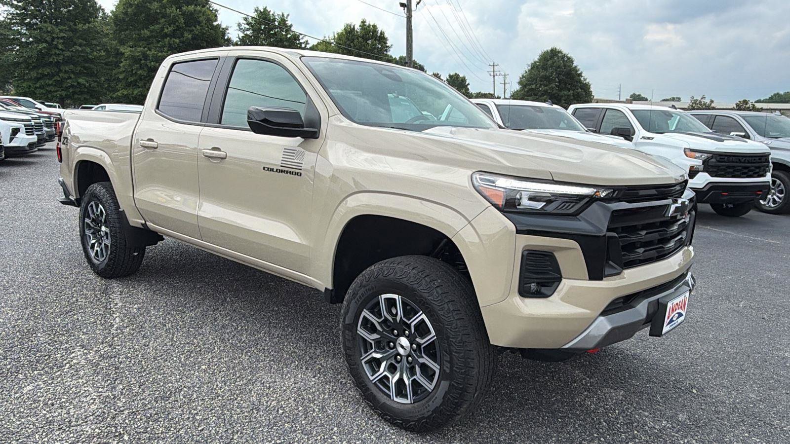 Used 2023 Chevrolet Colorado Z71 w/ Z71 Convenience Package 2 AWD/4WD image 3