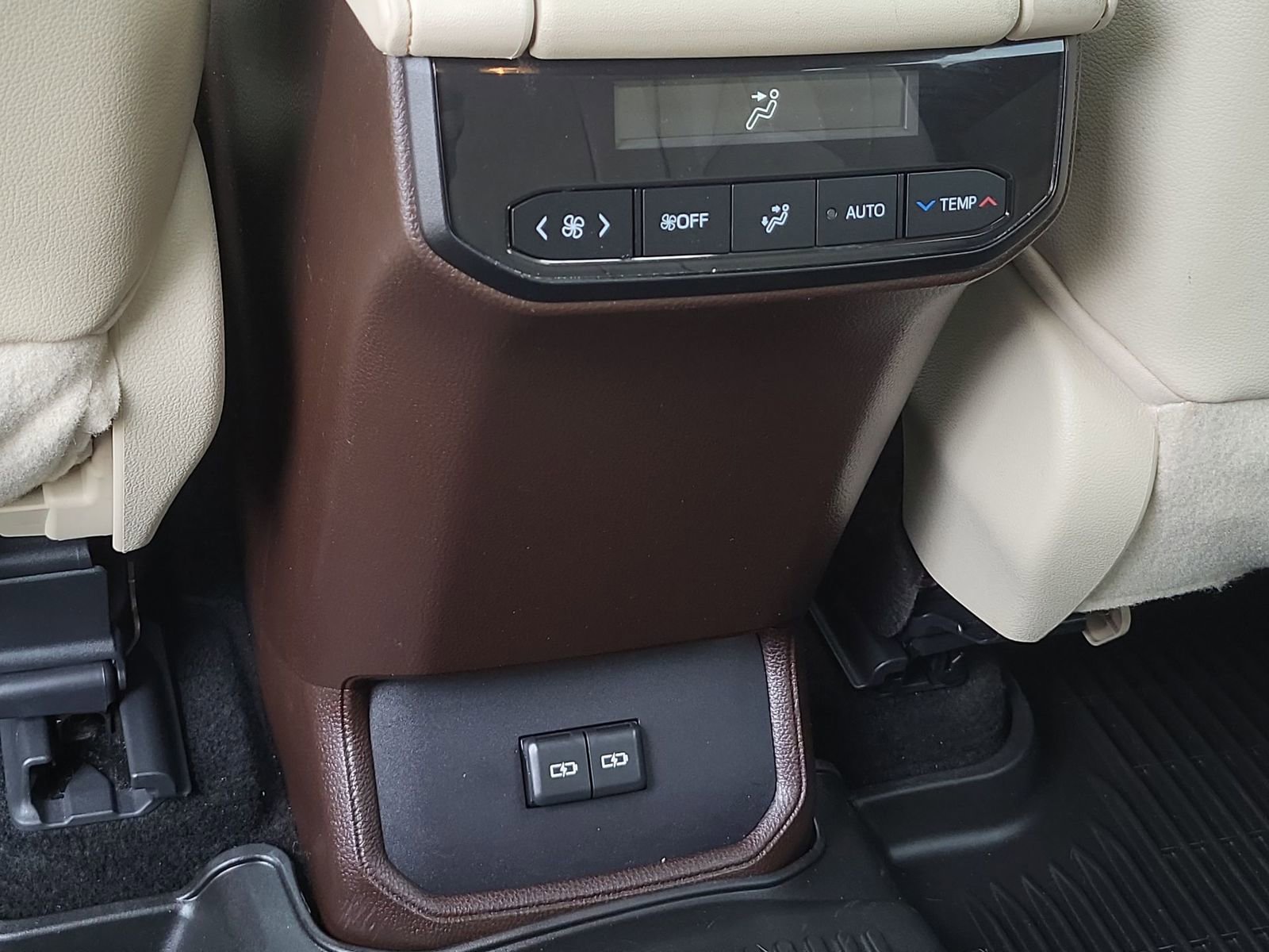 Used 2022 Toyota Highlander XLE FWD image 22