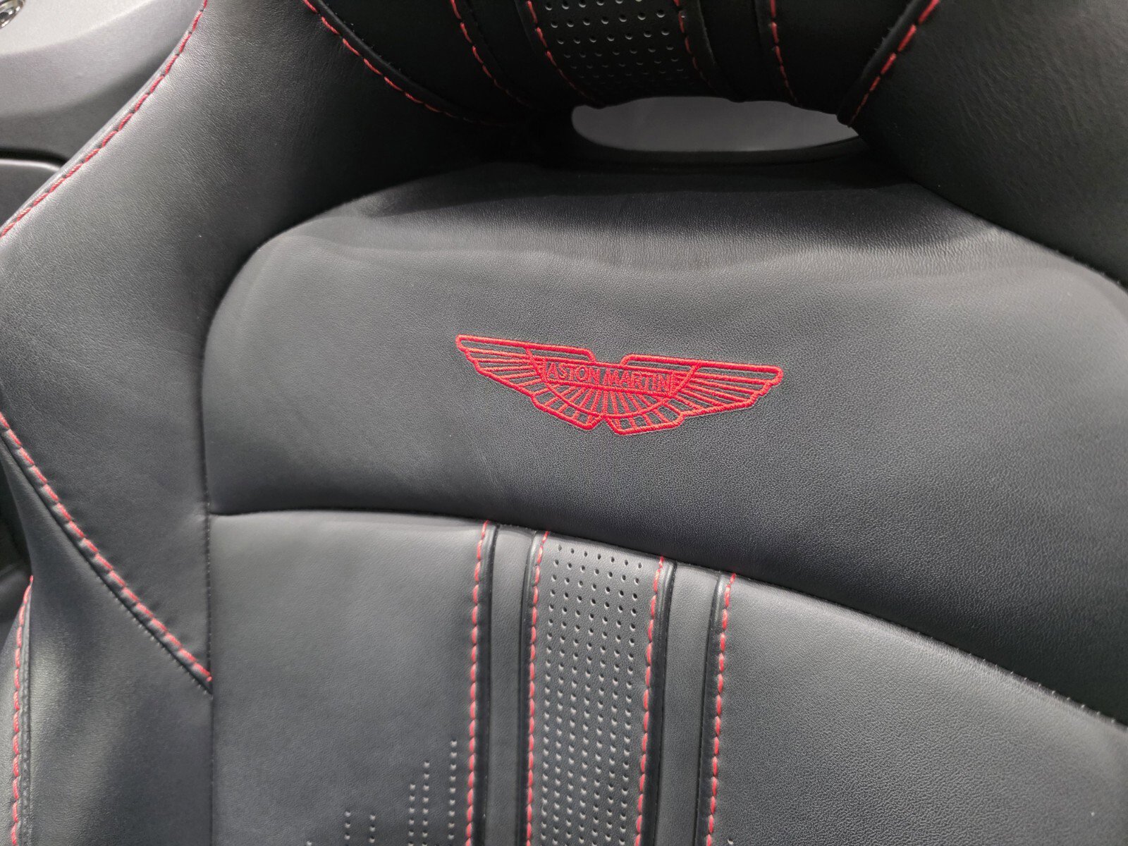 Used 2023 Aston Martin V8 Vantage Roadster image 5