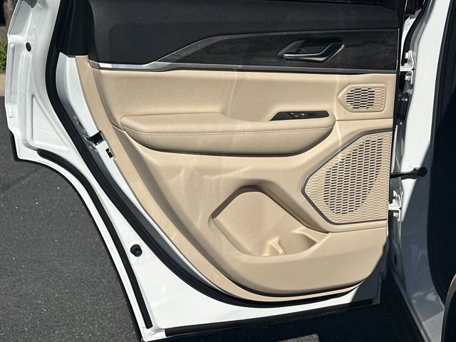 New 2025 Jeep Grand Cherokee Limited w/ Black Appearance Package image 21