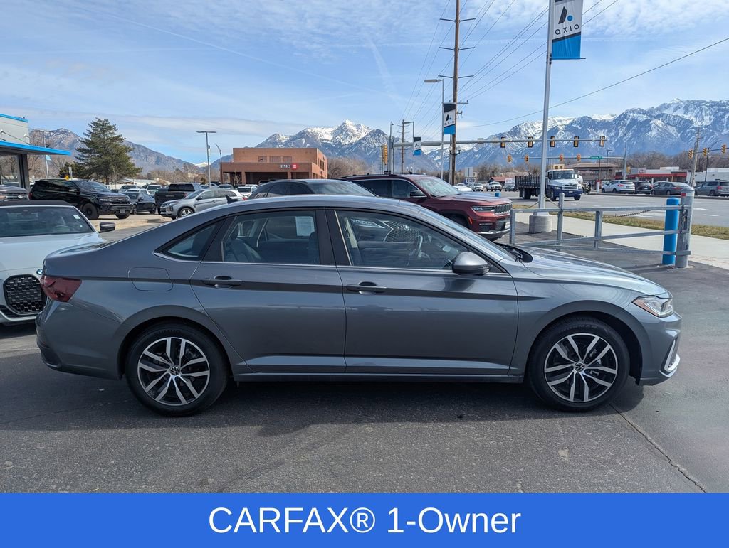 Used 2025 Volkswagen Jetta SE FWD image 2