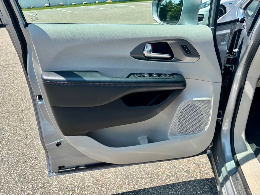 Used 2020 Chrysler Pacifica Touring-L Plus FWD image 9