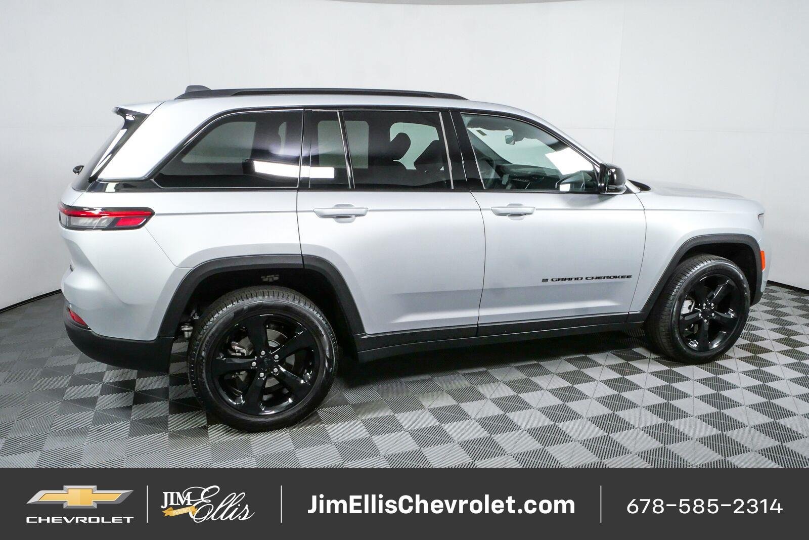 Used 2025 Jeep Grand Cherokee Limited w/ Black Appearance Package RWD image 2