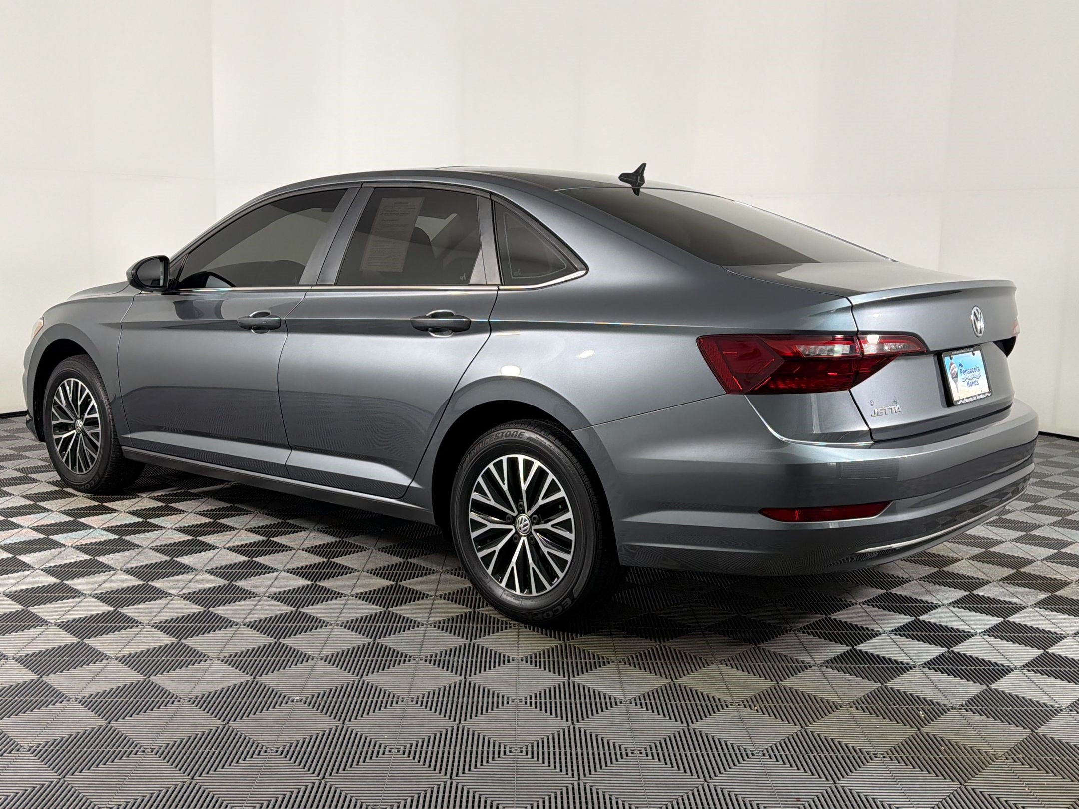 Used 2020 Volkswagen Jetta SE w/ SE Cold Weather Package FWD image 2