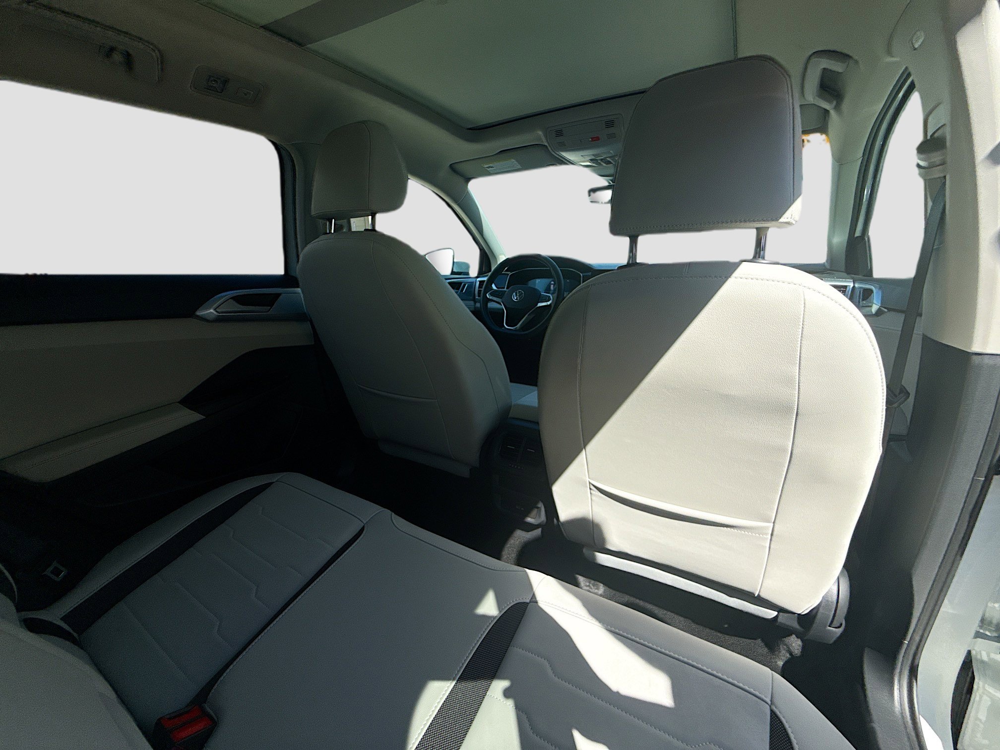 Used 2025 Volkswagen Taos SE image 31