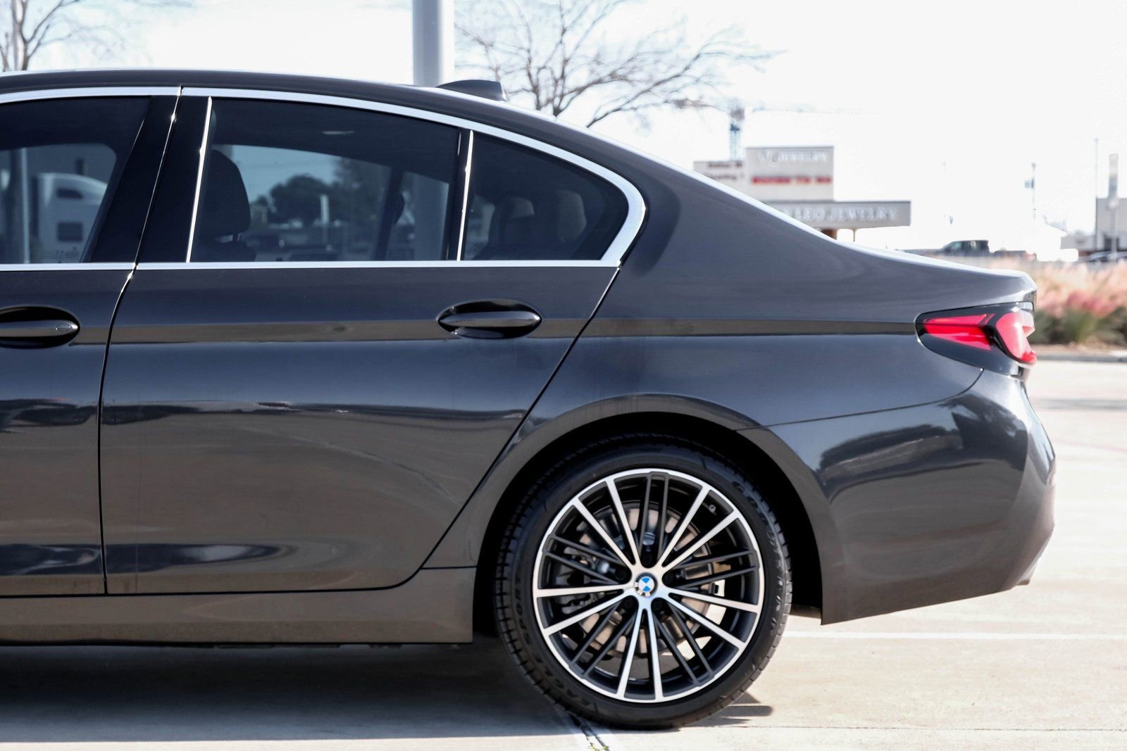 Used 2023 BMW 530i xDrive w/ Executive Package image 9