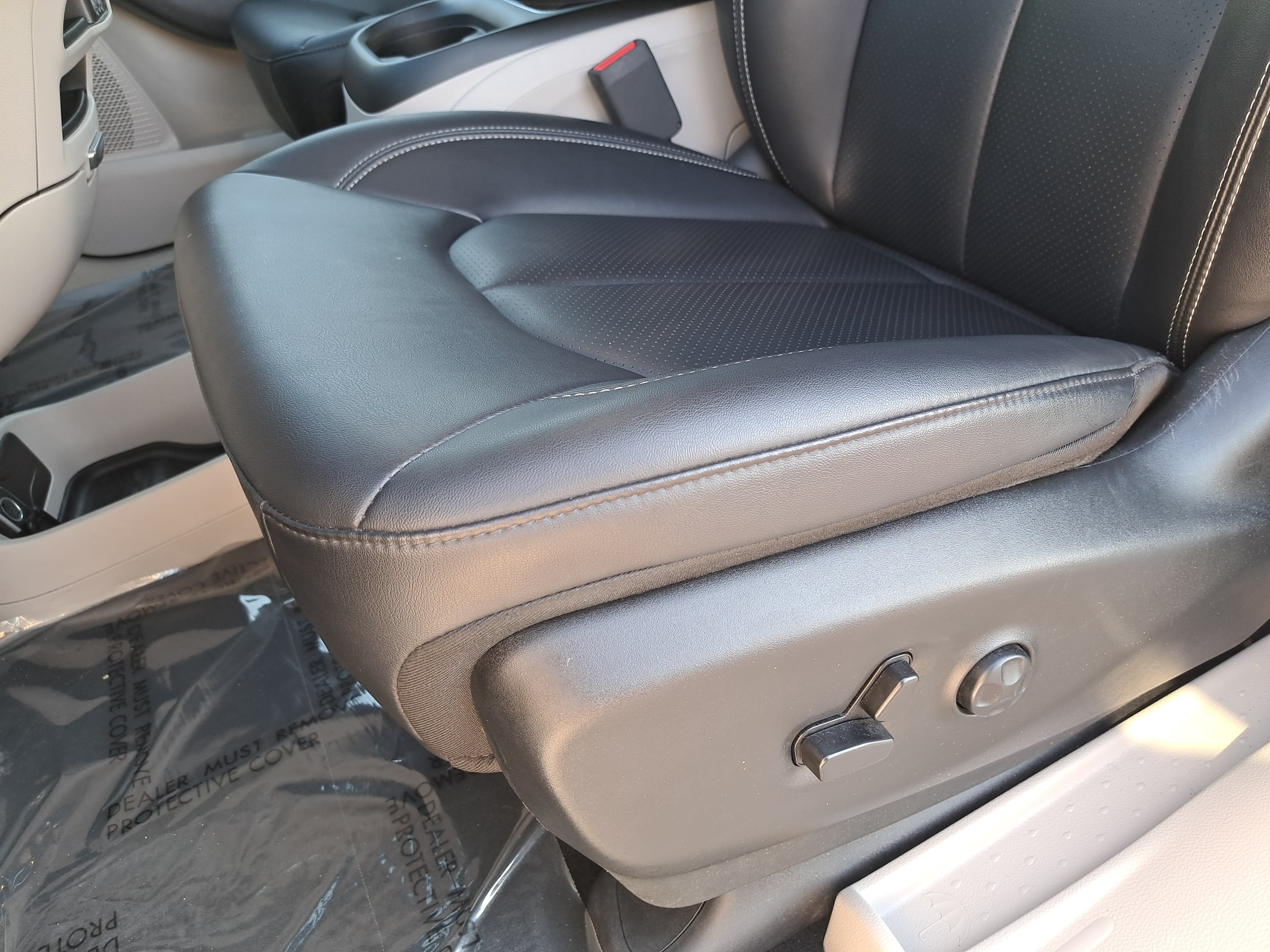 Used 2024 Chrysler Pacifica Limited FWD image 28