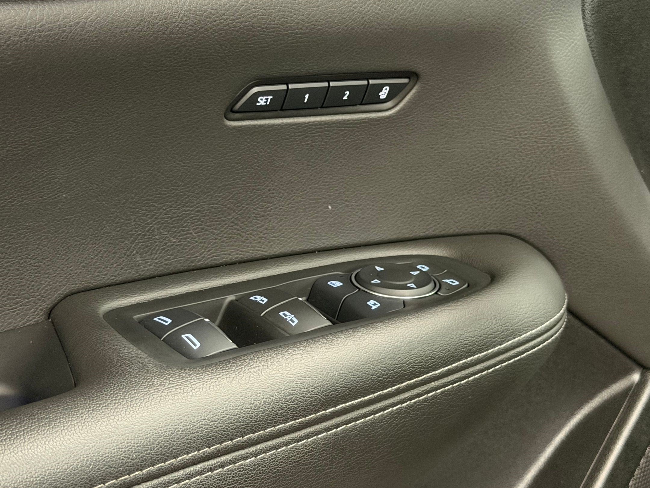 Certified 2025 Cadillac XT6 Luxury FWD image 38