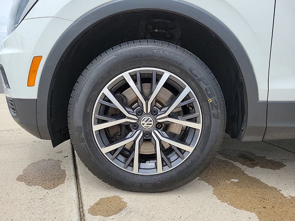 Used 2020 Volkswagen Tiguan SE w/ Panoramic Sunroof Package AWD/4WD image 9