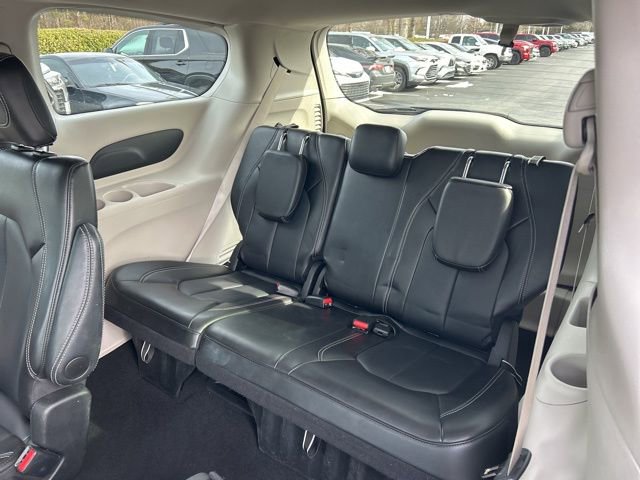 Used 2024 Chrysler Pacifica Touring-L image 16