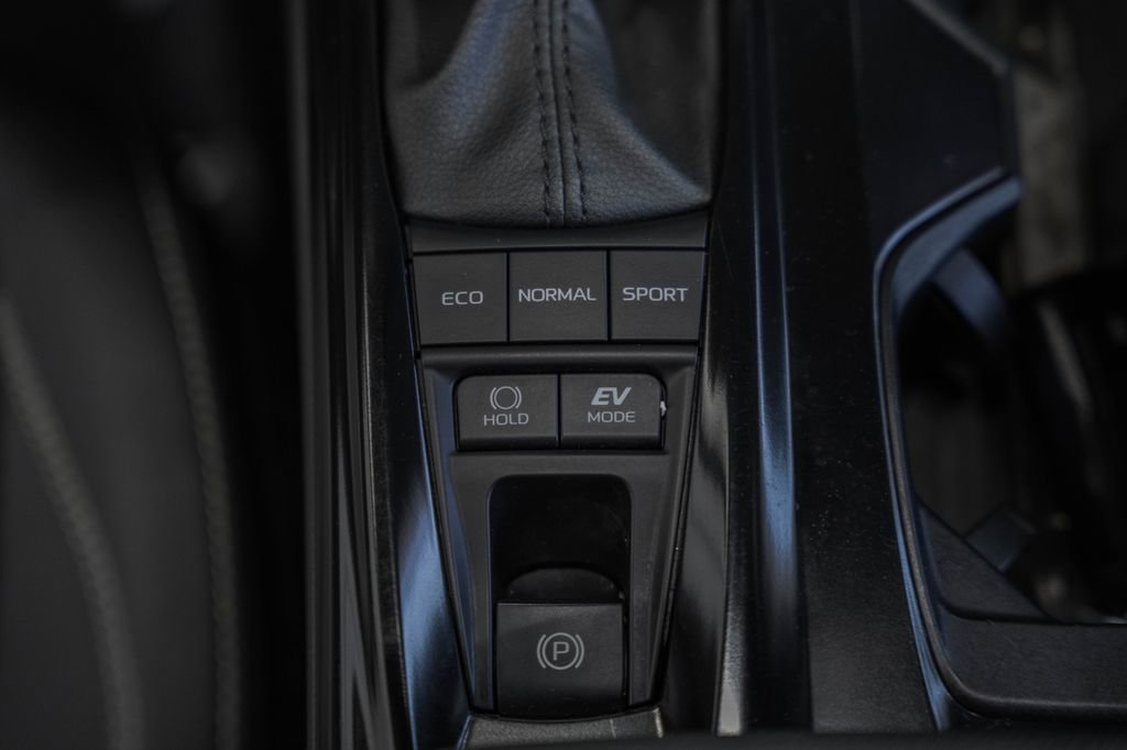 Used 2025 Toyota Camry SE image 25