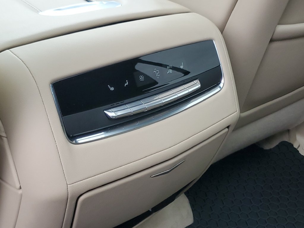 Used 2024 Cadillac Escalade Premium Luxury AWD/4WD image 33