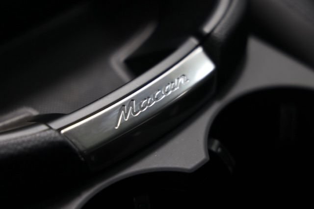 Used 2025 Porsche Macan AWD/4WD image 30